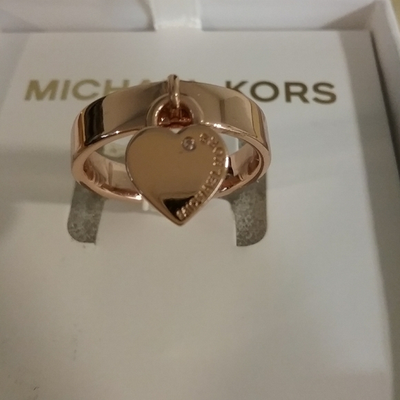 BRAND NEW MICHAEL KORS CRYSTAL HEART GOLD RING - Picture 2 of 3